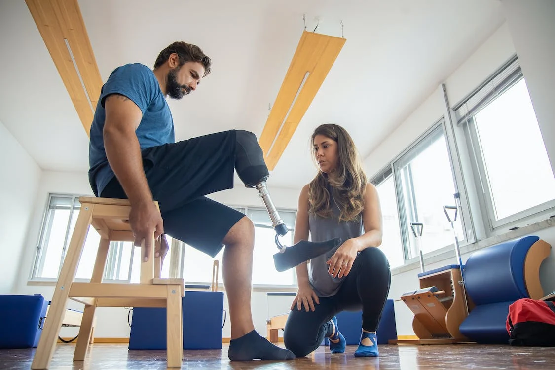 A man with an amputated leg being analysed by a physiotherapist